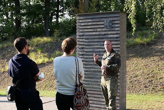 Militärseelsorgerinnen und -seelsorger erhalten eine Führung durch den Wald der Erinnerung © KS / Barbara Dreiling 