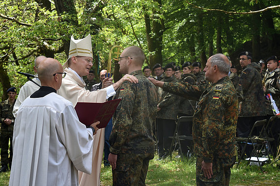 Militärbischof Overbeck spendet einem Soldaten das Sakrament der Firmung. © KS / Doreen Bierdel