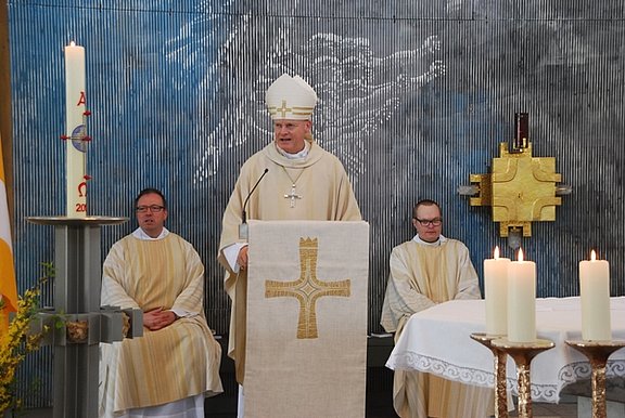 Bischof Overbeck predigt im Standort-Gottesdienst. (Foto: KMS / Jörg Volpers)