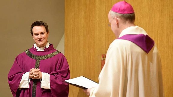 Robin Baier erhält die kirchliche Beauftragung von Militärbischof Overbeck. © KS / Doreen Bierdel 