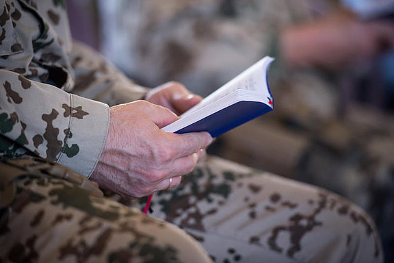 Soldat mit Gebetbuch © Bundeswehr / Martin Stollberg