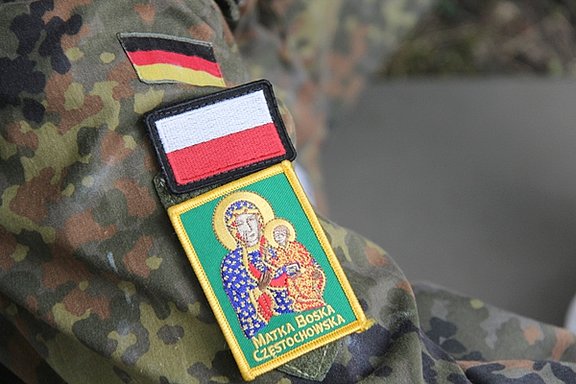 Patch mit der Abbildung der Schwarzen Madonna auf einer deutschen Uniform © KS / Barbara Dreiling 