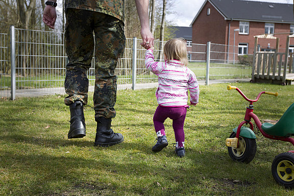 Soldat mit Kind in einer KiTa © Bundeswehr / Jana Neumann