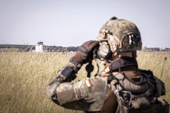 Ein Soldat beobachtet den Luftraum, Symbolbild © Bundeswehr / Falk Bärwald 