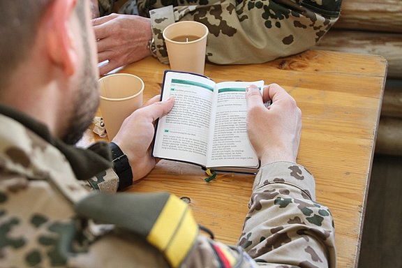 Bibelfrühstück der Militärseelsorge bei einem Bundeswehr-Einsatz (Symbolbild) © Bundeswehr / PAO