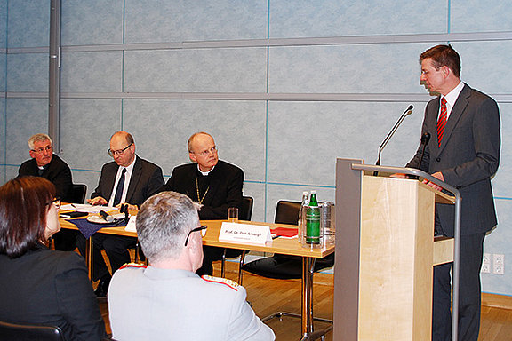 Prof. Dr. Dirk Ansorge bei seinem Vortrag (Quelle: KMS / Josef König) 