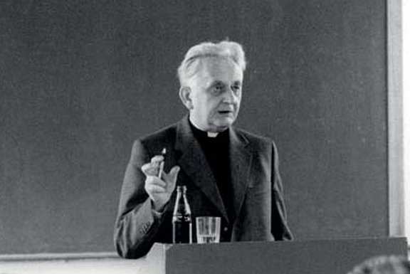 Gritz bei einem Vortrag, ca. 1980 © AKMB
