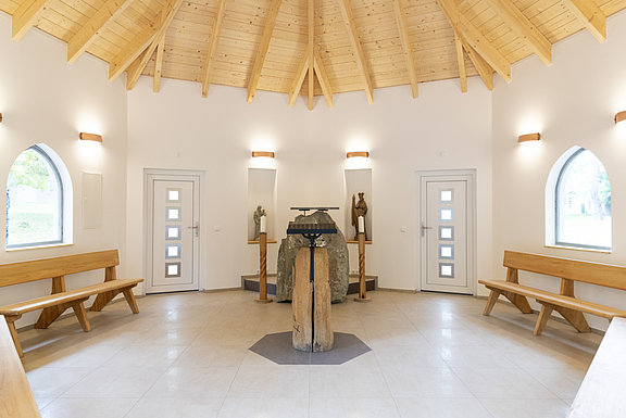 Der Innenraum enthält die originale Ausstattung des Hauses Benedikt, unter anderem den Altar © Bundeswehr / Marc Tessensohn