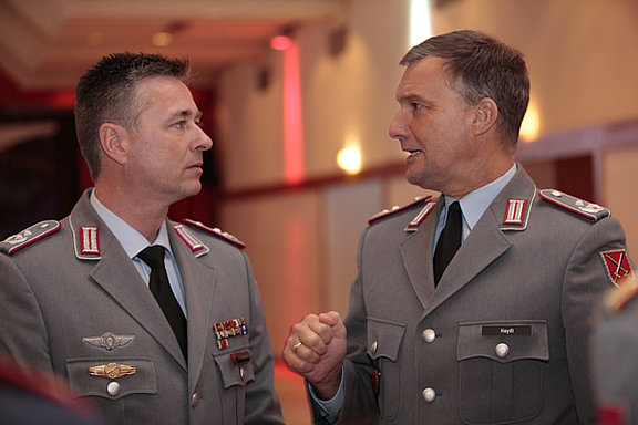 Oberstleutnant Stefan Heydt (re.) im Gespräch mit einem Kameraden. © Christina Lux
