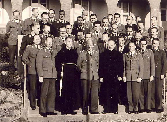 Der erste Militärgeneralvikar Georg Werthmann bei Exerzitien für Offiziere 1959. 1. Reihe, 5. von rechts. Quelle: AKMB 