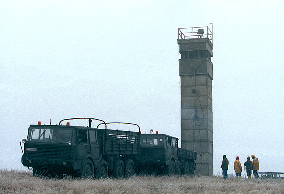Abbau einer der letzten Wachtürme der DDR an der Grenze zur BRD © Bundeswehr / Mandt