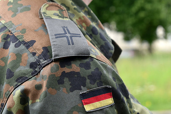 Das Kreuz der Katholischen Militärseelsorge als Erkennungszeichen für katholische Militärseelsorger:innen © KS / Doreen Bierdel
