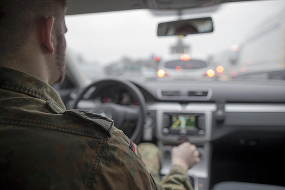 Soldat bei der Autofahrt © Bundeswehr / Daniel Dinnebier
