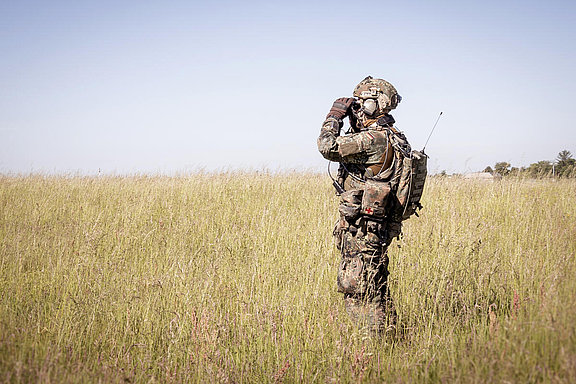 Soldat beobachtet mit Fernglas. © 2021 Bundeswehr / Falk Baerwald