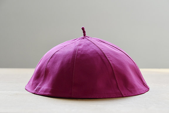 Bischöfe tragen zur Soutane als Kopfbedeckung den violetten Pileolus. © KS / Doreen Bierdel