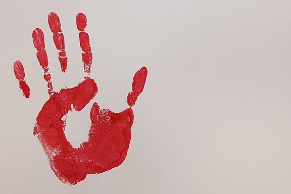 Die rote Hand am "Red Hand Day" als weltweites Zeichen gegen den Einsatz von Kindersoldaten © KS / Barbara Dreiling 