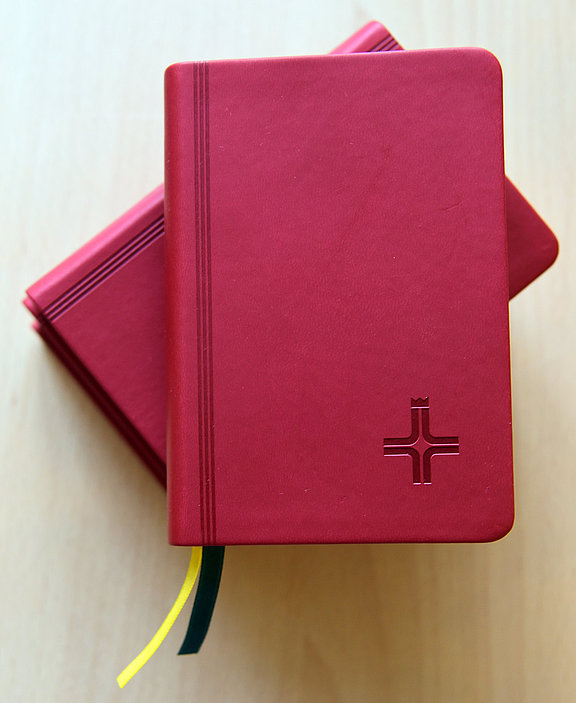 Ansichtsexemplar des neuen Katholischen Gebet- und Gesangbuchs für Soldatinnen und Soldaten © KS / Doreen Bierdel 