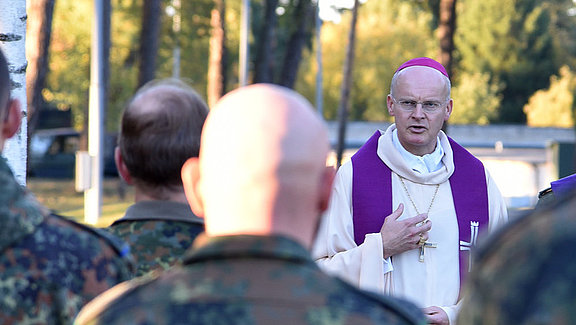 Militärbischof Franz-Josef Overbeck bei einem Gottesdienst mit Soldatinnen und Soldaten in Rukla (Litauen) © KS / Doreen Bierdel