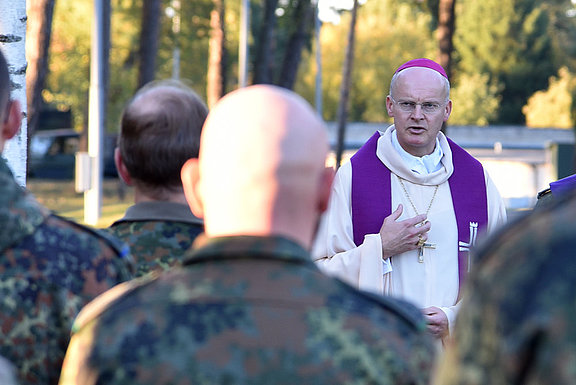 Militärbischof Overbeck spricht bei einem Gottesdienst zu Soldatinnen und Soldaten © KS / Doreen Bierdel 