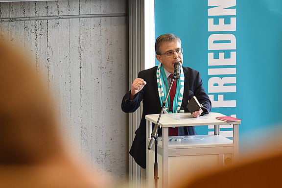 Thomas R. Elßner bei einer Podiumsdiskussion über Gewalt und Krieg in der Bibel während des Katholikentags 2018. © KS / Doreen Bierdel