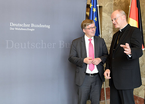 Gespräch zwischen Militärbischof Overbeck und dem Wehrbeauftragten Hans-Peter Bartels im April 2016. © KS / Doreen Bierdel 