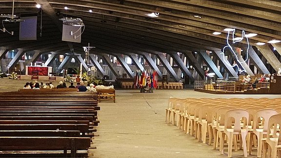 Ohne Soldatinnen und Soldaten ist die unterirdische Basilika Pius X. ziemlich leer. © KS / Norbert Stäblein 