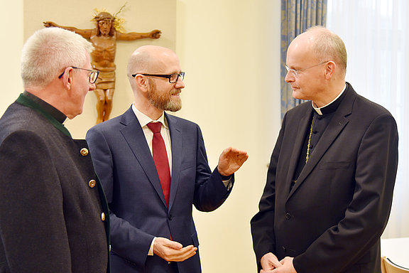 Im Gespräch (von rechts): Militärbischof Overbeck, Staatssekretär Tauber und Militärgeneralvikar Bartmann. © KS / Doreen Bierdel 