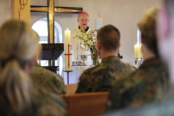Im Jahr 2013 besuchte Militärbischof Overbeck Soldatinnen und Soldaten im KFOR-Einsatz. © Christina Lux