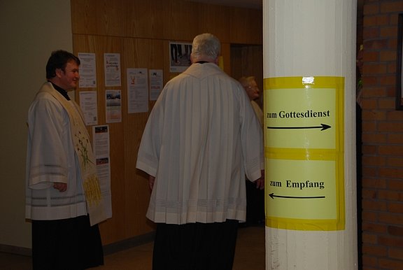 Zwischen dem Gottesdienst und dem Empfang im katholischen Gemeindezentrum (© KS / Jörg Volpers)