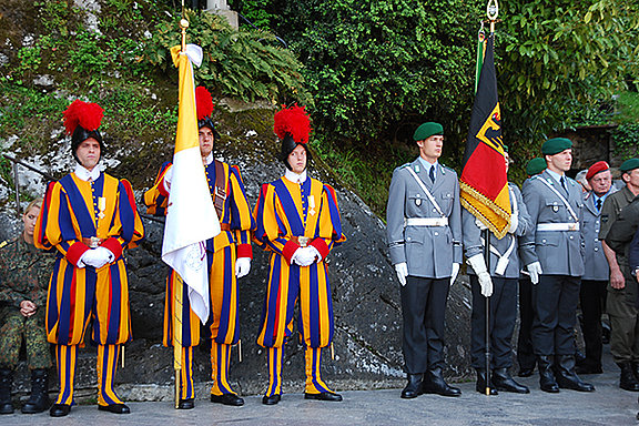 Ehrenformationen der Schweizergarde und der Deutschen Bundeswehr (© KS / Jörg Volpers) 
