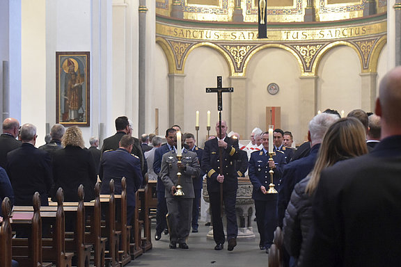 Am Gottesdienst haben Mitarbeiterinnen und Mitarbeiter der Katholischen Militärseelsorge sowie Soldatinnen und Soldaten teilgenommen © KS / Doreen Bierdel