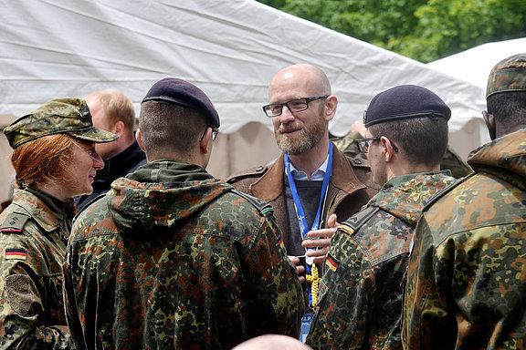 Parlamentarischer Staatssekretär Peter Tauber im Gespräch mit Soldaten © KS / Doreen Bierdel