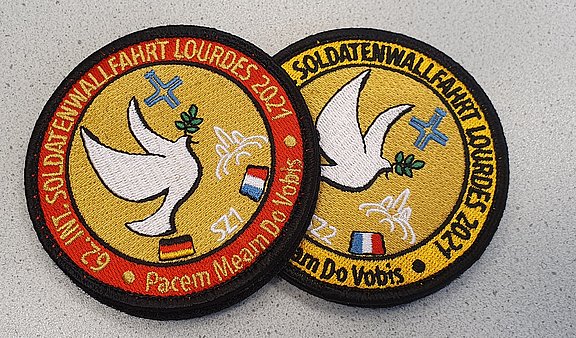 Patch von Sonderzug 1 (links) und Sonderzug 2 (rechts) zur 62. Internationalen Soldatenwallfahrt nach Lourdes 2021 © KS / Feuchert 