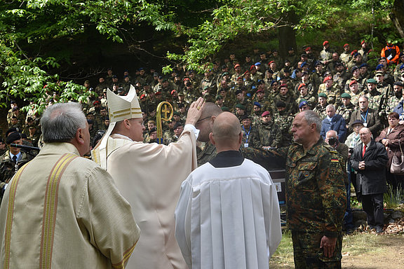 Militärbischof Overbeck salbt den Firmling mit Chrisam © KS / Doreen Bierdel