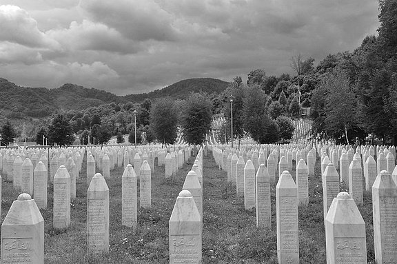 Friedhof für die Ermordeten des Massakers von Srebrenica © Jelle Visser / Flickr.com, Lizenz: CC BY 2.0 