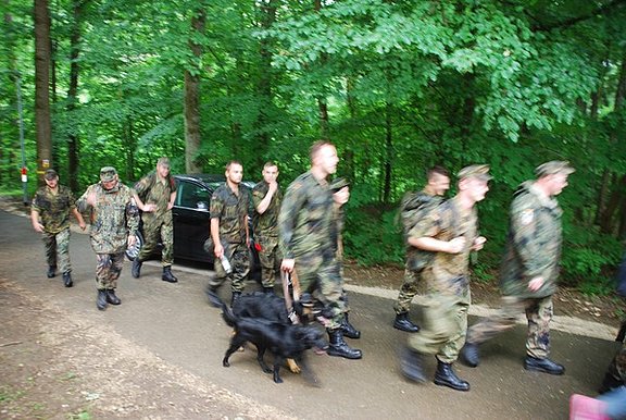 Stets "in Bewegung": Soldaten und ihre Hunde (© KS / Jörg Volpers)