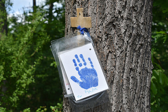 Blauer Abdruck einer Kinderhand an einem Baum im Wald der Erinnerung © KS / Doreen Bierdel