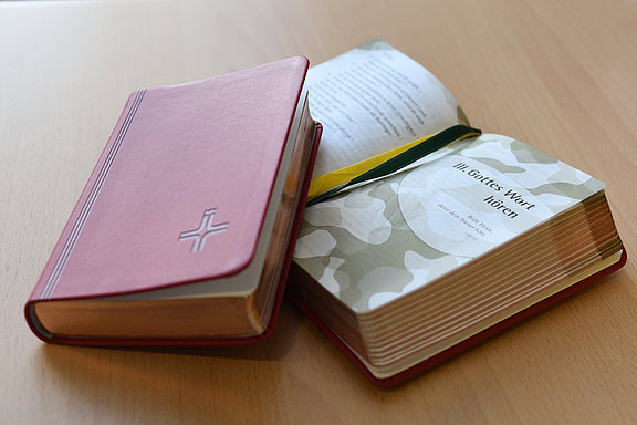 Beschäftigte der Bundeswehr erhalten das Katholische Gebet- und Gesangbuch für Soldatinnen und Soldaten bei ihrem Katholischen Militärpfarramt. © KS / Doreen Bierdel 