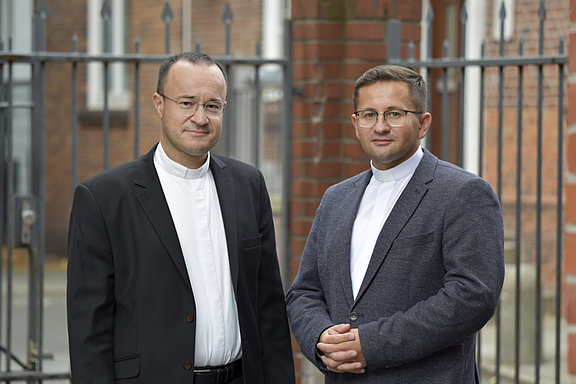 Petro Stanko (li.) und Iurii Kuliievych sind als Katholische Militärpfarrer für Soldatinnen und Soldaten der Bundeswehr da. © KS / Doreen Bierdel