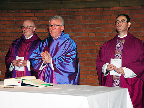 Die drei anwesenden Monsignori im Eröffnungsgottesdienst: LMD Schnettker, MGV Bartmann und Direktor Schilk (© KS / Jörg Volpers) 