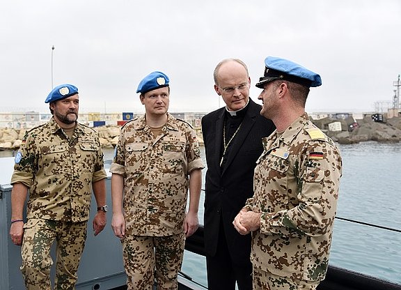 Militärbischof Overbeck im Gespräch mit Militärseelsorgern und Soldaten. © KS / Doreen Bierdel 