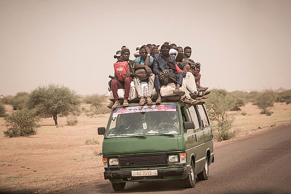 Einheimische sitzen auf dem Dach eines Fahrzeuges in der Nähe von Gao (Mali) im Juni 2022 © Bundeswehr / Falk Bärwald