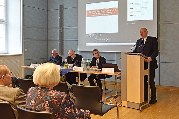 Prof. Dr. Günter Riße, Professor für Religionswissenschaft / Fundamentaltheologie bei seinem Vortrag. © KS / Doreen Bierdel 