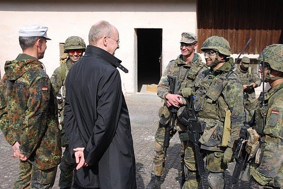 Militärbischof Overbeck im Gespräch mit übenden Soldaten (Foto: KMS / Jörg Volpers)