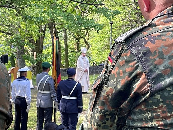 Militärbischof Franz-Josef Overbeck würdigt den soldatischen Dienst bei der Internationalen Soldatenwallfahrt in Lourdes. © KS / Doreen Bierdel