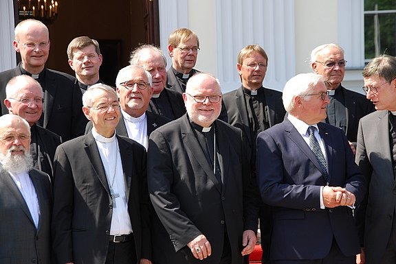 Militärbischof Overbeck, DBK-Vorsitzender Kardinal Marx u. a. bei Bundespräsident Steinmeier. © KS / Jörg Volpers 
