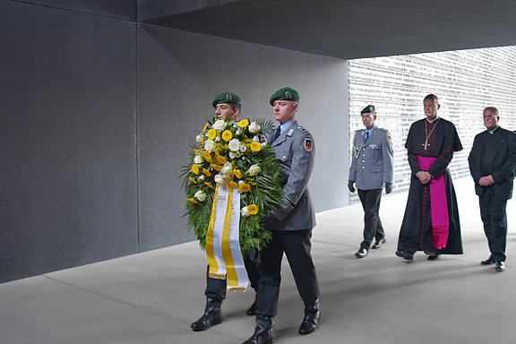 Militärbischof Overbeck bei einer Ehrung der Toten der Bundeswehr © KS / Doreen Bierdel 