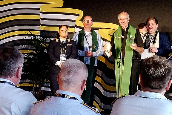 Vertreter verschiedener Militärseelsorgen trafen sich zu einer interreligiösen Feier während der Invictus Games in Düsseldorf. © KMBA / Roman Fries