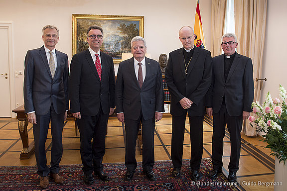 V. l. n. r.: Militärgeneraldekan Heimer, Militärbischof Rink, Bundespräsident Gauck, Militärbischof Overbeck, Militärgeneralvikar Bartmann