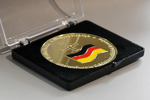 Medaille für langjährige Verdienste bei der Organisation der Internationalen Soldatenwallfahrt in Gold. © KS / Doreen Bierdel